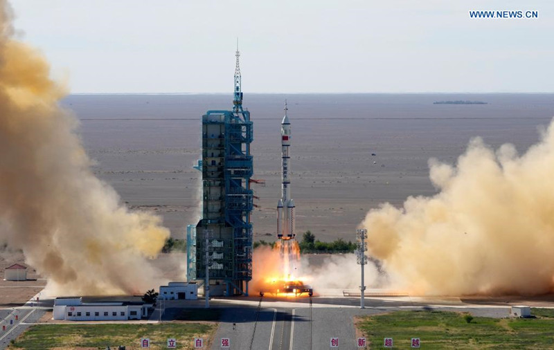 China lanza primera misión tripulada para construcción de estación espacial