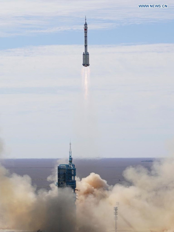 China lanza primera misión tripulada para construcción de estación espacial