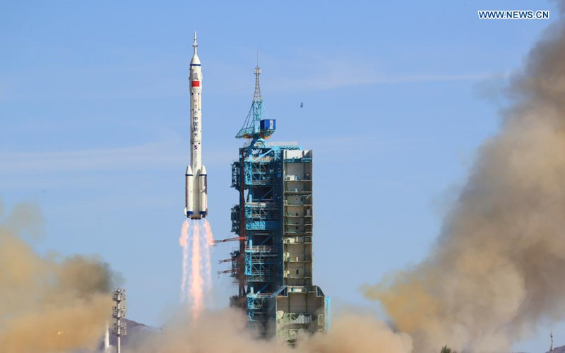 China lanza primera misión tripulada para construcción de estación espacial