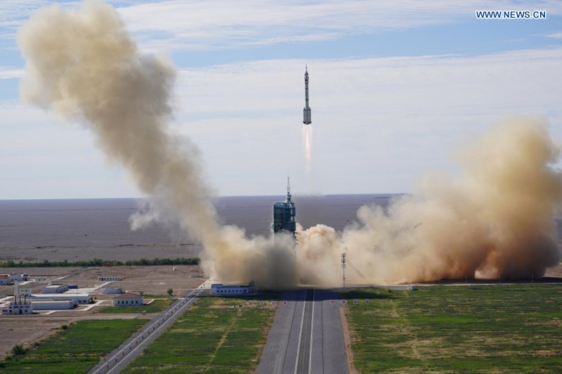 China lanza primera misión tripulada para construcción de estación espacial