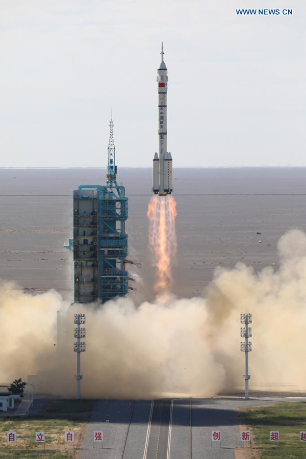 China lanza primera misión tripulada para construcción de estación espacial