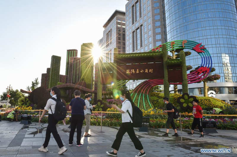 El arte floral chino embellece la capitalina avenida Chang'an, 19 de junio del 2021. [Foto: Xinhua]