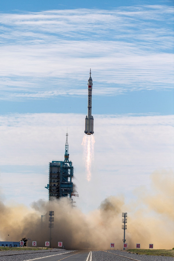 La nave espacial china tripulada Shenzhou-12 se lanza a las 9:22 a.m. del 17 de junio de 2021 desde el Centro de Lanzamiento de Satélites de Jiuquan en el desierto de Gobi. (Foto: Pueblo en Línea/ Weng Qiyu)