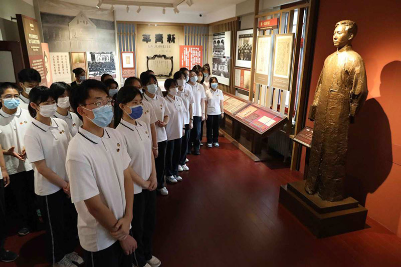 Estudiantes de la Escuela Secundaria No. 65 visitan la exposición sobre el PCCh que acoge el legendario "Edificio Rojo", Beijing, 29 de junio del 2021. [Foto: Zhu Xingxin/chinadaily.com.cn]