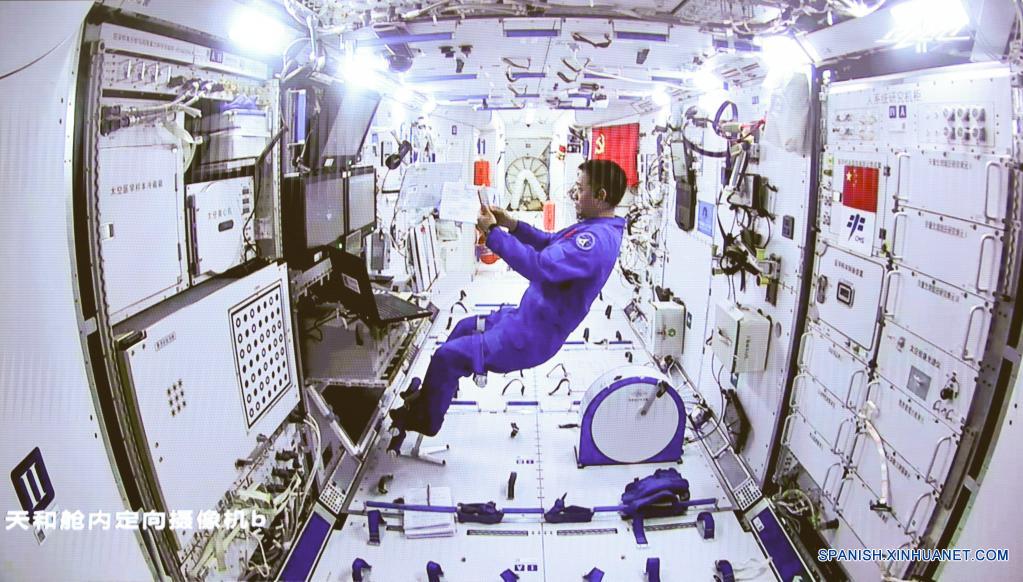 Astronautas chinos salen de nave espacial para iniciar actividades extravehiculares