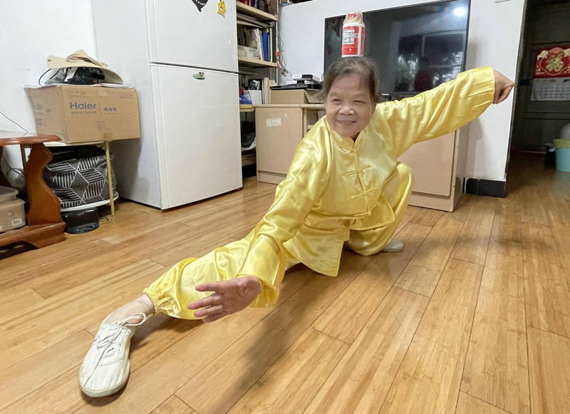 Jiang Xuezhen practica Tai Chi en Fuzhou, provincia de Fujian. [Foto: proporcionada a China Daily]