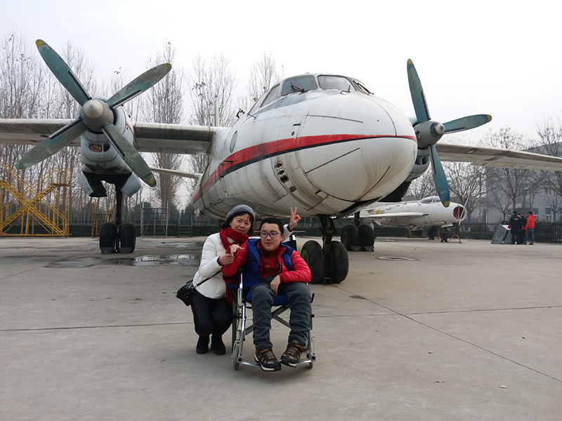 Deng Xiansong nació en el distrito Yuzhong de Chongqing en 2002. A los tres a?os, le diagnosticaron ELA, un trastorno neurodegenerativo incurable y poco común que a menudo se conoce como enfermedad de Lou Gehrig. [Foto proporcionada a chinadaily.com.cn]