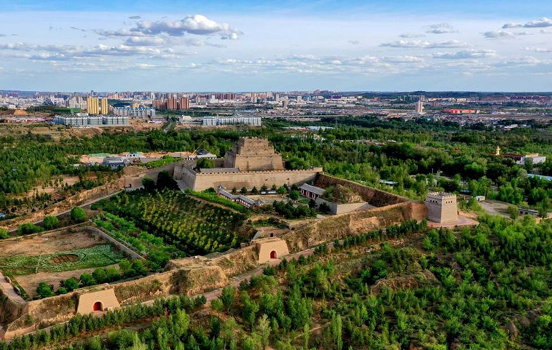 Foto tomada por dron el 24 de mayo muestra la torre "Zhenbeitai" construida en la dinastía Ming (1368-1644), ciudad de Yulin, provincia de Shaanxi, noroeste de China. La torre ha sido testigo de cómo el desierto de Maowusu en la ciudad se pasado de ser amarillo a verde. (Foto de Tao Ming / Xinhua)