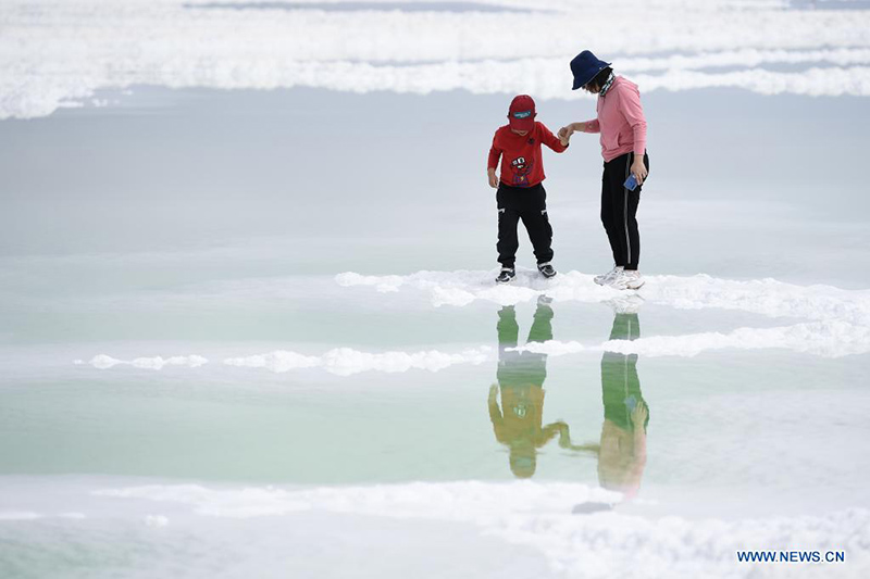 Turistas visitan el lago salado de Qairhan en la provincia de Qinghai, noroeste de China, el 8 de julio de 2021. [Foto / Xinhua]