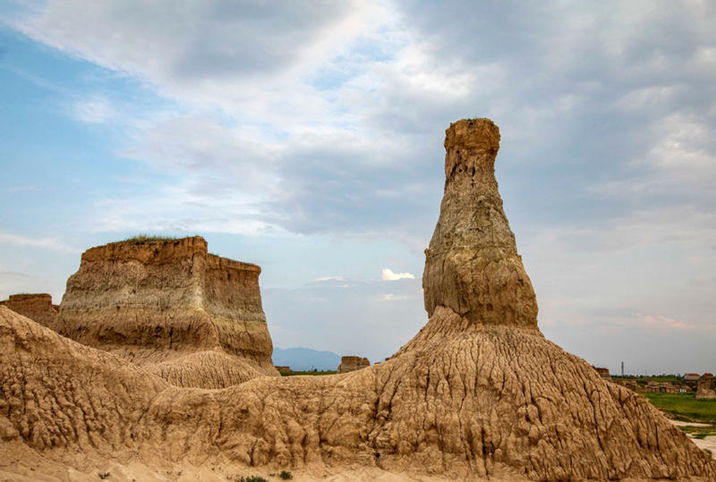 En Duzhuang, una ciudad a unos 35 kilómetros del centro de Datong, provincia de Shanxi, un bosque de pilares de tierra proporciona un paisaje único para los curiosos turistas, 21 de julio del 2021. [Foto: Zhao Jun/ China Daily]