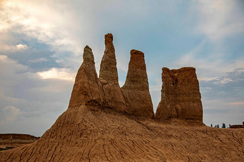 En Duzhuang, una ciudad a unos 35 kilómetros del centro de Datong, provincia de Shanxi, un bosque de pilares de tierra proporciona un paisaje único para los curiosos turistas, 21 de julio del 2021. [Foto: Zhao Jun/ China Daily]