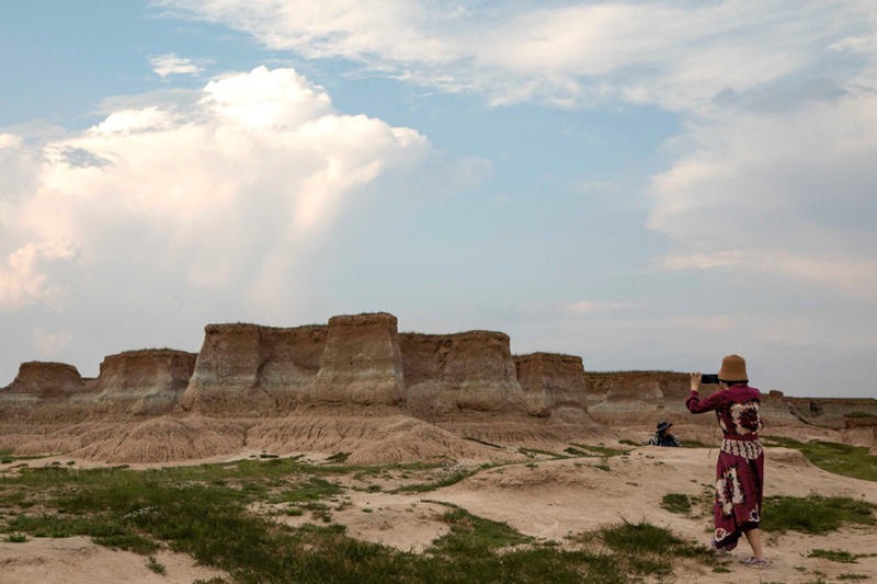 En Duzhuang, una ciudad a unos 35 kilómetros del centro de Datong, provincia de Shanxi, un bosque de pilares de tierra proporciona un paisaje único para los curiosos turistas, 21 de julio del 2021. [Foto: Zhao Jun/ China Daily]