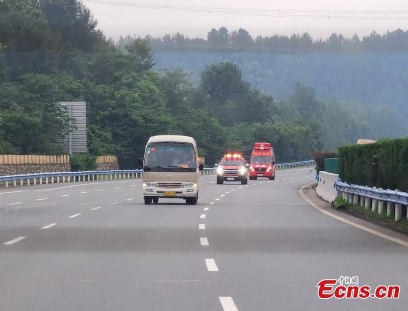 Centenares de bomberos de Hubei socorren en Zhengzhou