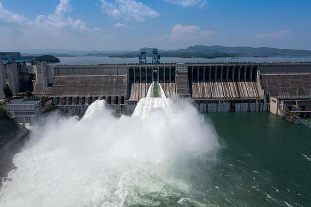 El embalse de Danjiangkou descarga el exceso de agua el martes. (Fotos: People.com.cn)