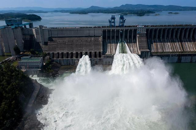 El embalse de Danjiangkou descarga el exceso de agua el martes. (Fotos: People.com.cn)