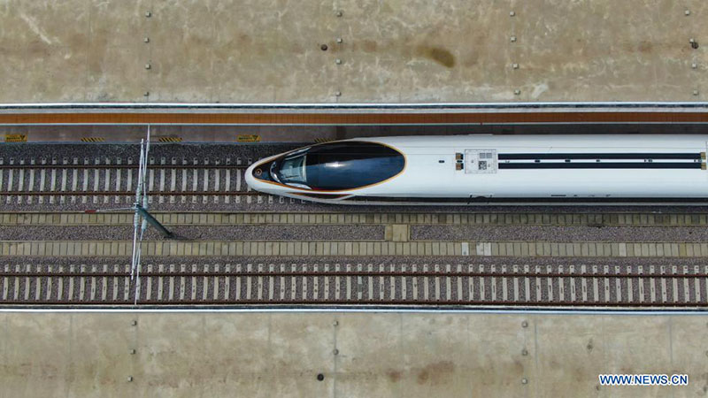 Foto aérea tomada el 3 de agosto de 2021 muestra el tren de pasajeros No. G9147 de Jinzhou Norte a Dalian operando a lo largo del recién inaugurado ferrocarril de alta velocidad Chaoyang-Linghai en la provincia de Liaoning, noreste de China.