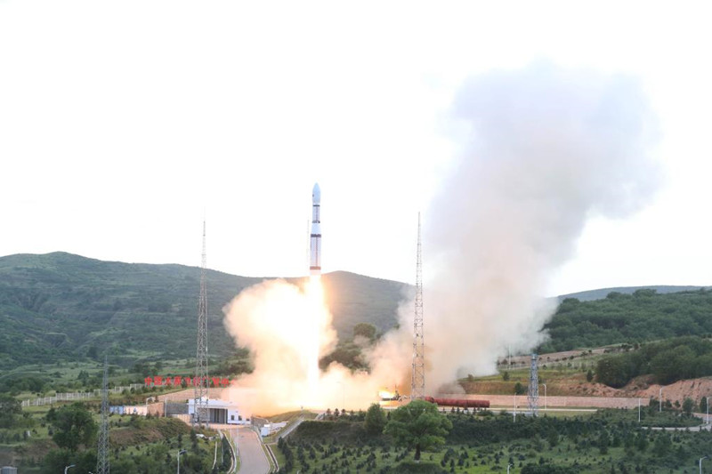 China pone en órbita dos satélites multimedia