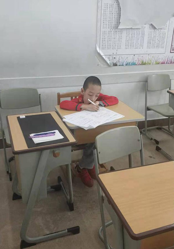 Estudiando en el aula. [Foto proporcionada a chinadaily.com.cn]