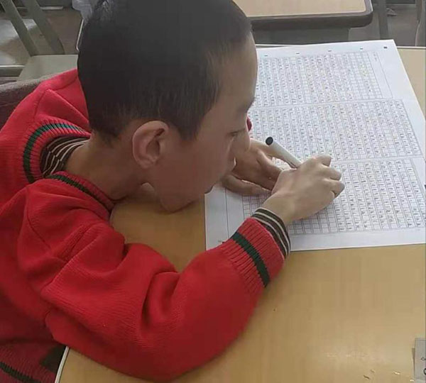 Escribiendo una composición. [Foto proporcionada a chinadaily.com.cn]