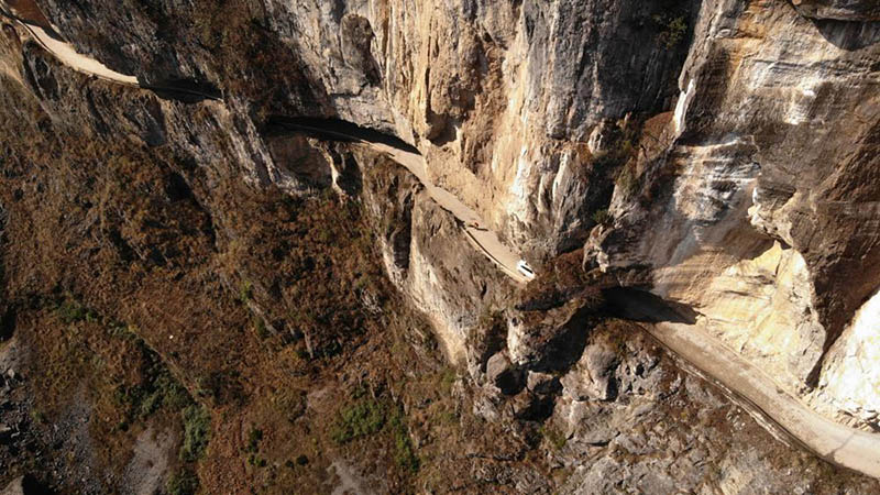 Una carretera construida a mano a lo largo de los acantilados conecta la aldea de Shibanhe en la provincia de Guizhou con el mundo exterior. [Foto de Han Xianpu / para chinadaily.com.cn]