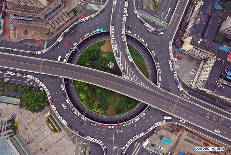 Foto aérea tomada el 22 de agosto de 2021 muestra a personas estacionando vehículos en un paso elevado en Zhengzhou, capital de la provincia de Henan, en el centro de China. (Xinhua / Zhang Haoran)