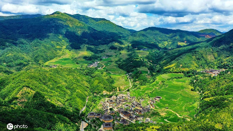 Enigmáticos tulou se integran al oto?al idilio paisajístico