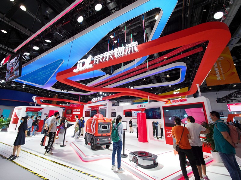 El 5 de septiembre de 2021, los visitantes visitaron el stand de Jingdong Logistics en el Centro Nacional de Conferencias de China durante la CIFTIS 2021. (Du Jianpo/ Pueblo en Línea)