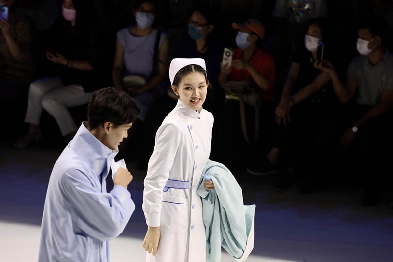 La Semana de la Moda de China rinde homenaje a los trabajadores médicos en la pasarela