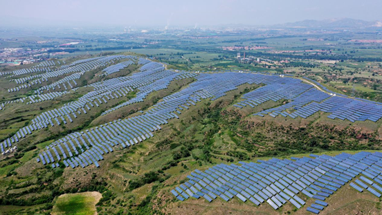 Una planta fotovoltaica en una ladera árida cerca de la aldea de Zhangjiazhuang, ciudad de Zhangjiakou, en la provincia de Hebei, el 10 de agosto de 2021. Foto: Chen Xiaodong / Pueblo en línea