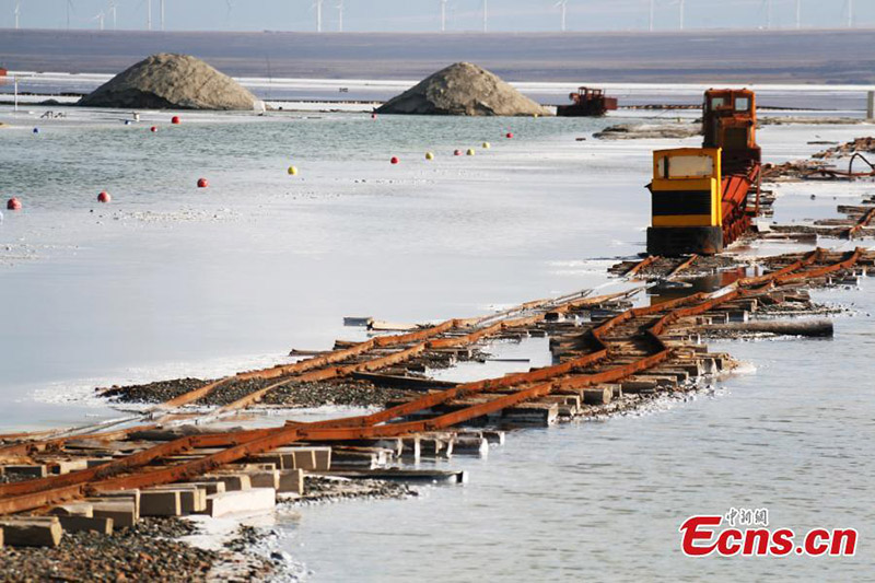 Imágenes de un paisaje oto?al de ensue?o en el lago salado de Caka en Qinghai