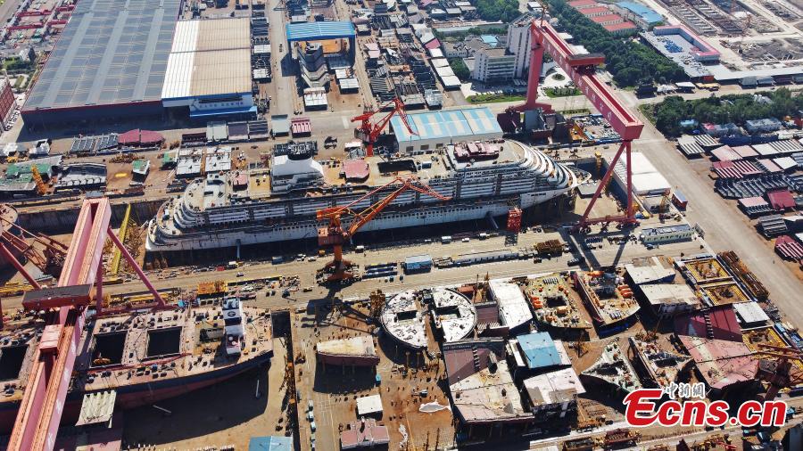 Vista aérea del primer gran crucero construido por China 