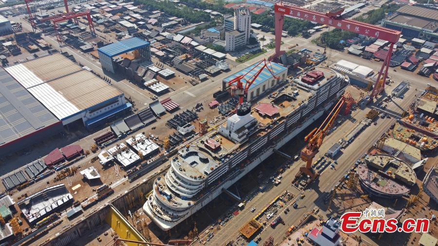 Vista aérea del primer gran crucero construido por China 