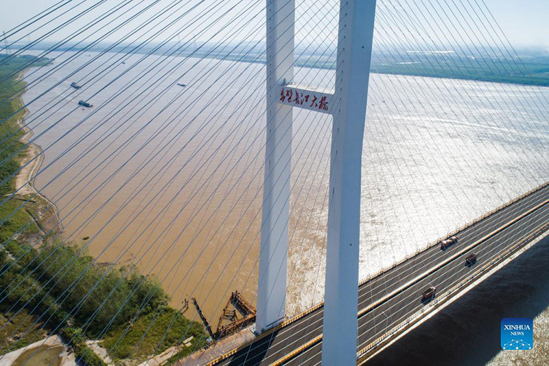 Abren al tráfico dos nuevos puentes sobre el río Yangtze 