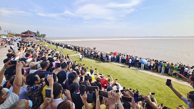 Los visitantes presencian el macareo más grande del mundo en el río Qiantang