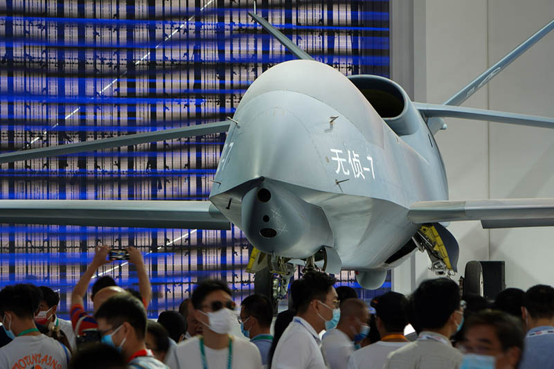 Un vehículo aéreo no tripulado se exhibe en la XIII Exposición Internacional de Aviación y Aeroespacial de China, o Salón Aeronáutico de China 2021, en Zhuhai, provincia de Guangdong del sur de China, el 29 de septiembre de 2021. [Foto / Xinhua]