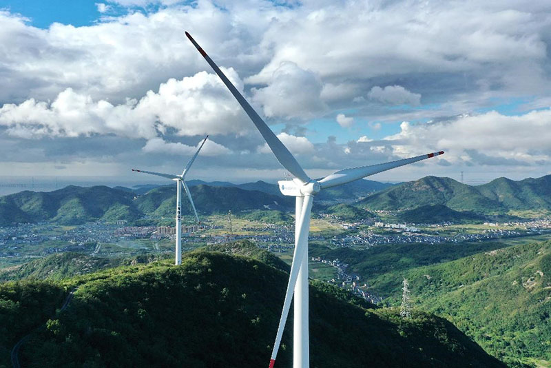 El 8 de octubre de 2021, la foto muestra un parque eólico en la isla de Jintang en el distrito Dinghai de la ciudad de Zhoushan, provincia de Zhejiang, en el este de China. (Yao Feng / Pueblo en Línea)