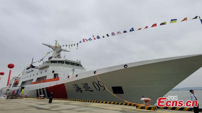 El buque Haixun 09 de la patrulla marítima atraca en un muelle de Guangzhou, provincia de Guangdong, 23 de octubre del 2021. (Foto: Servicios de Noticias de China/ Guo Jun)