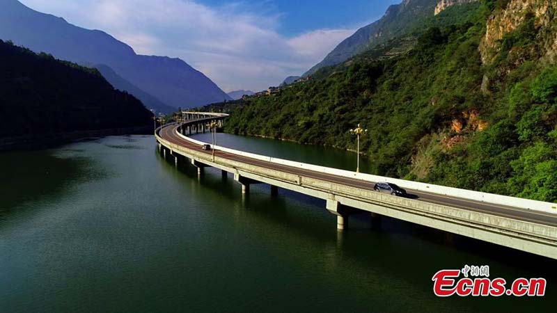 La autopista Guzhao serpentea sobre el río Xiangxi en el condado de Xingshan, en la provincia central china de Hubei. (Foto: Servicio de Noticias de China/ Yuan Xuanguo)