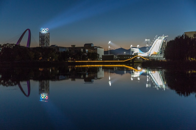 La foto muestra una vista nocturna del Parque Olímpico de Invierno de Beijing. (Foto cortesía del Comité Organizador de Beijing 2022)