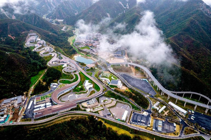 Centro de estacionamiento de los motos y trineos de nieve cerca de la Villa Olímpica y Paralímpica de Invierno Beijing 2022, distrito Yanqing, Beijing , China, 6 de octubre del 2021. (Foto: Wang Zirui/ Pueblo en línea)