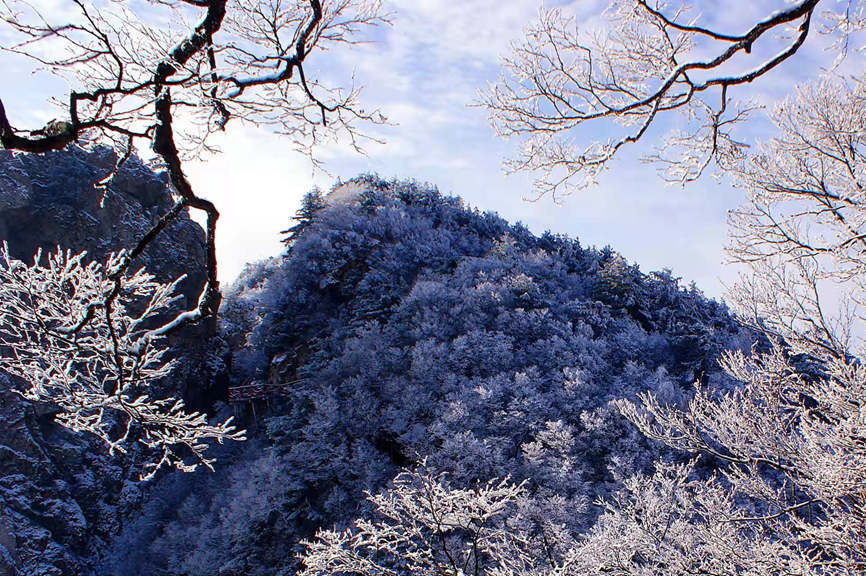 Monta?a Yaoshan cubierta de nieve en Henan: una imagen de cuento de hadas