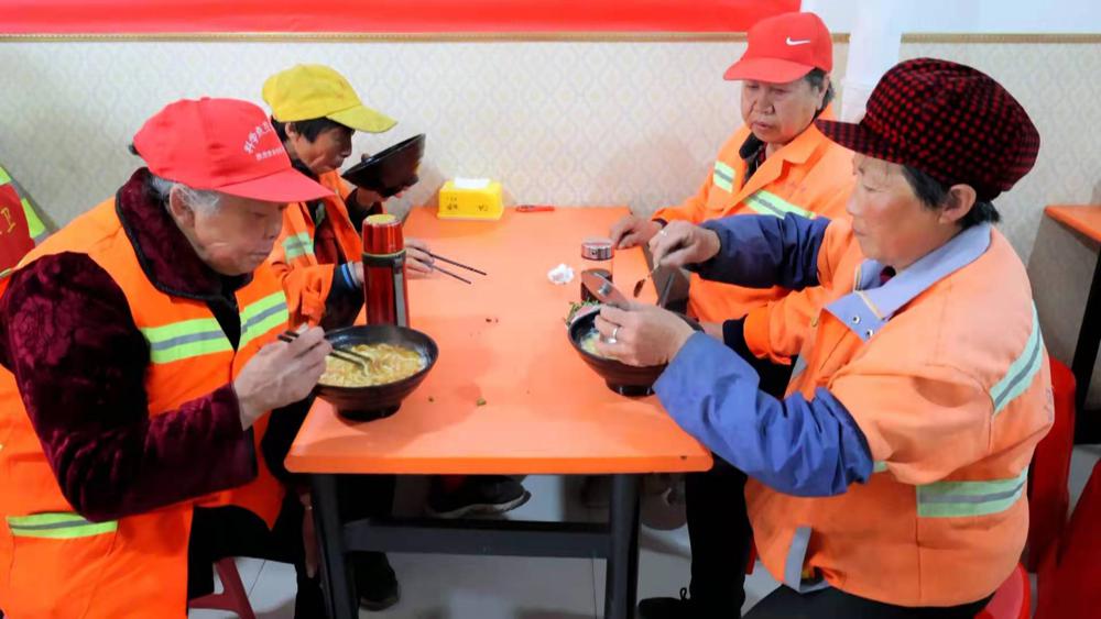 Trabajadores de saneamiento reciben almuerzo con descuento en Shuozhou