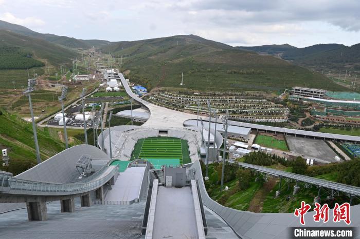 Una imagen del Centro Nacional de Biatlón y el sendero en forma de anillo del Centro Nacional de Saltos de Esquí (frente a la izquierda) en el distrito Chongli, ciudad de Zhangjiakou, provincia de Hebei, en el norte de China, el 1 de noviembre de 2021 (Foto: China News Service / Zhai Yujia). 