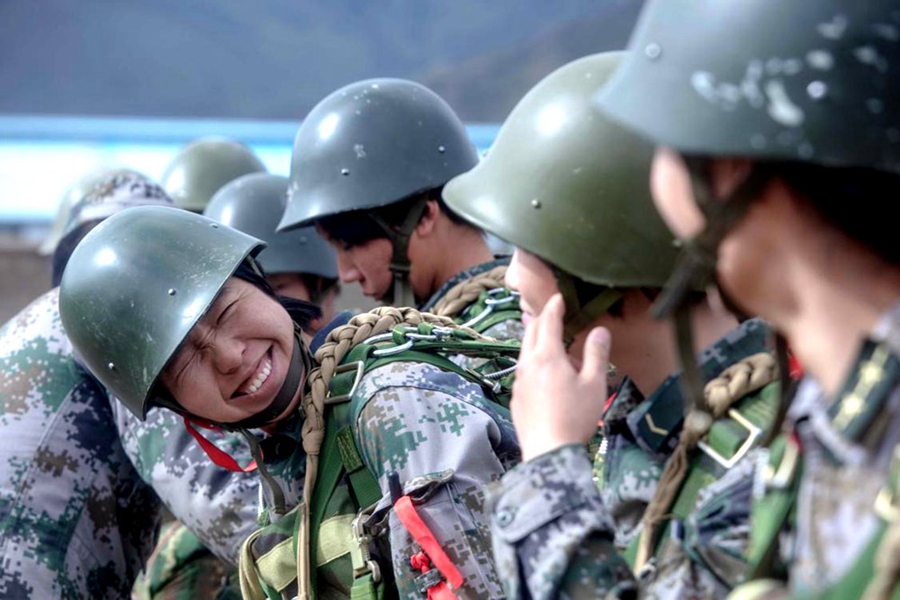 La foto muestra a las paracaidistas preparándose para un salto en paracaídas. (Foto / Wang Shudong)