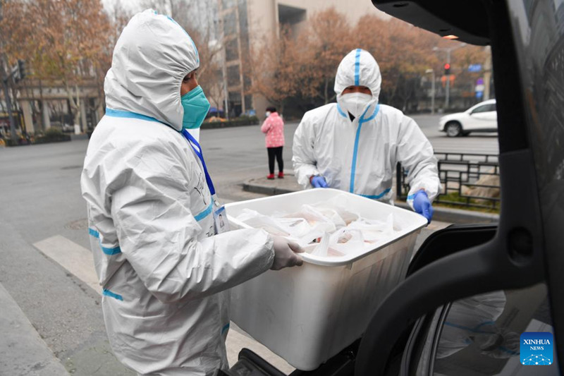 Voluntarios ayudan en la “cocina de lucha contra la epidemia" en Deshan, Xi'an