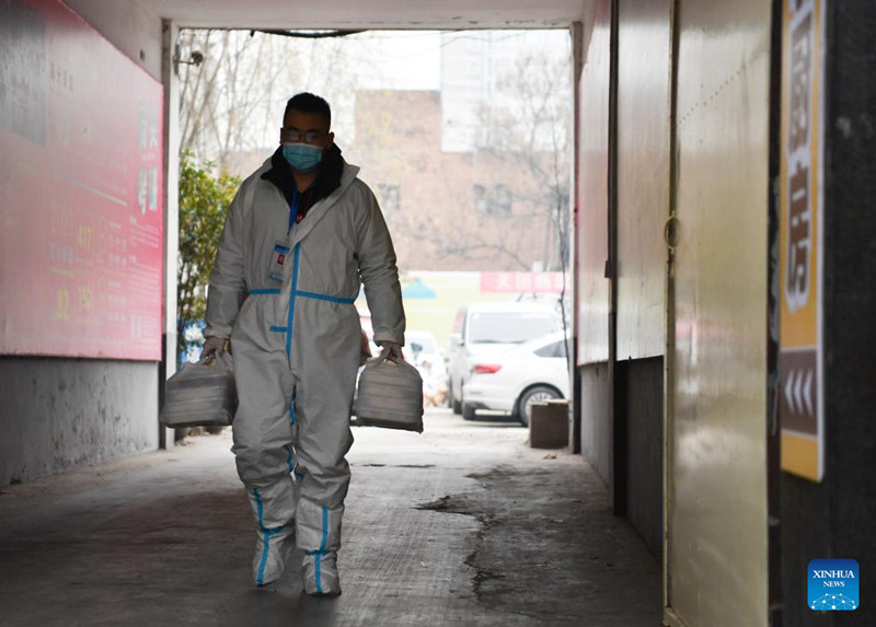 Voluntarios ayudan en la “cocina de lucha contra la epidemia" en Deshan, Xi'an