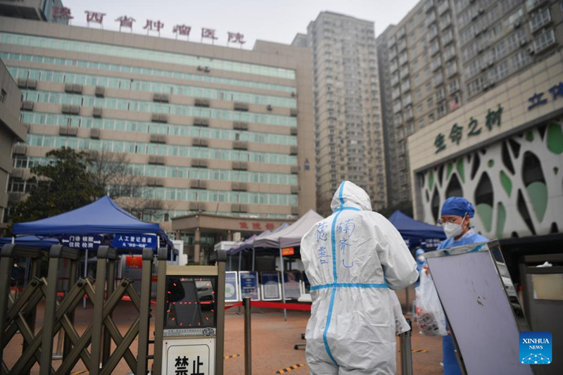 Voluntarios ayudan en la “cocina de lucha contra la epidemia" en Deshan, Xi'an