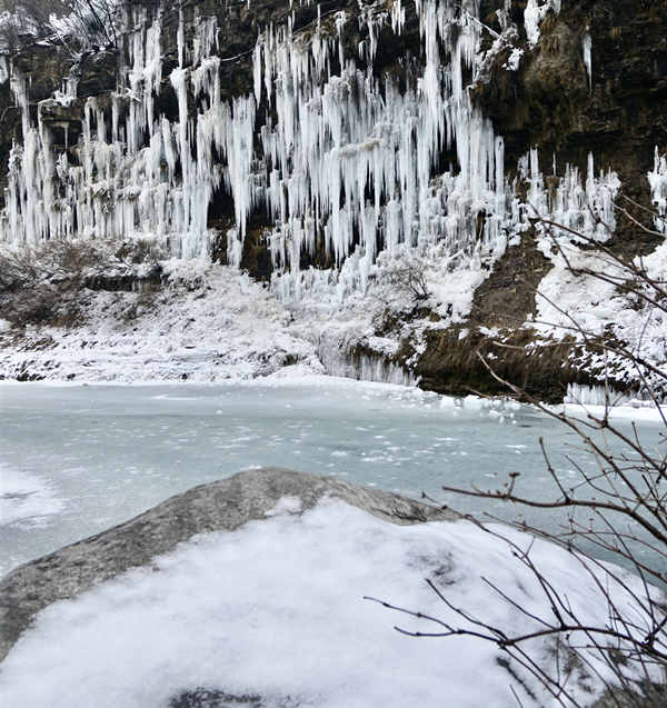 Un paisaje helado de cuento de hadas atrae a los turistas al Ca?ón Tongtianxia