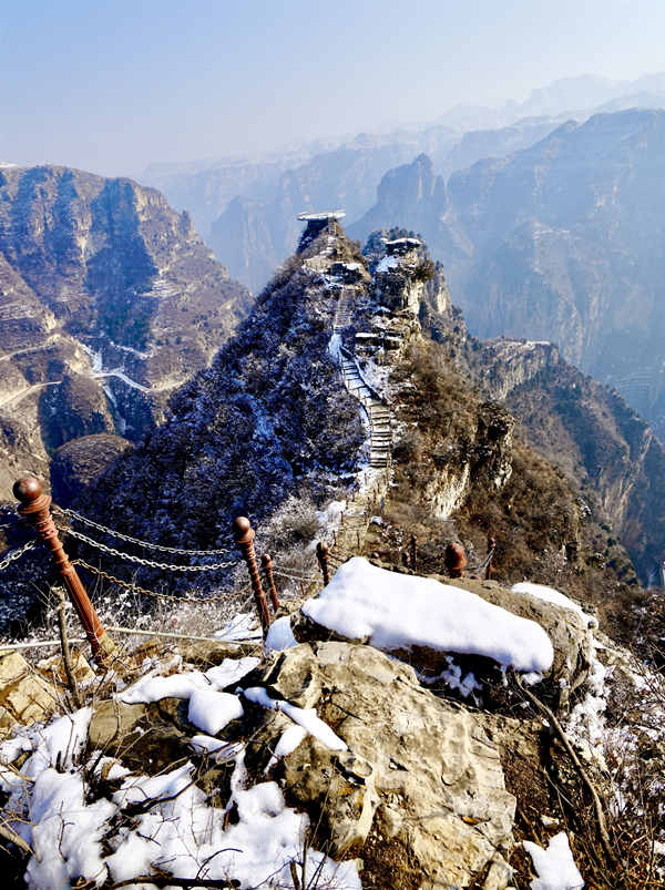 Un paisaje helado de cuento de hadas atrae a los turistas al Ca?ón Tongtianxia