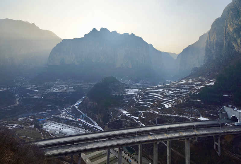 Un paisaje helado de cuento de hadas atrae a los turistas al Ca?ón Tongtianxia